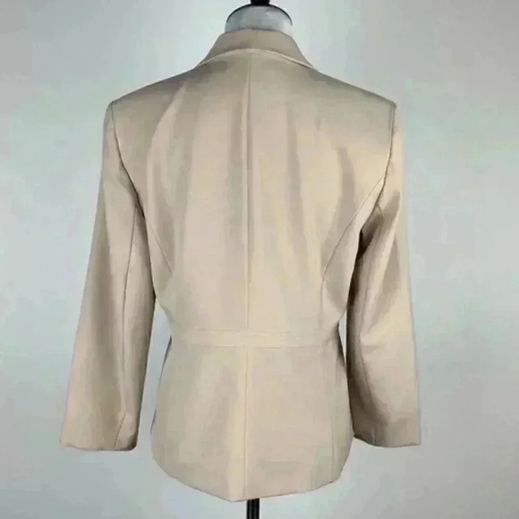 Requirements blazer size 4P beige cream one button - Picture 4 of 7